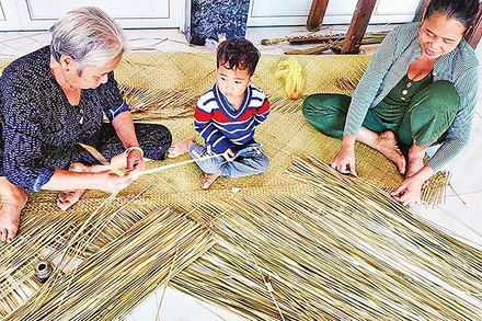 Những người thợ gắn bó với nghề đệm bàng ở Núi Nước. 