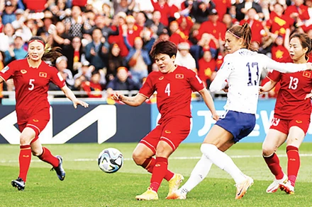 Ðội tuyển Việt Nam (áo đỏ) phòng ngự kiên cường trong trận đấu với đội tuyển Mỹ. 