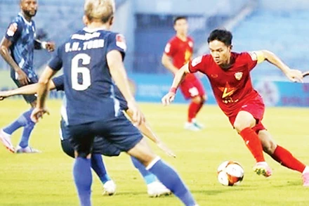 Hai đội Hồng Lĩnh Hà Tĩnh (áo đỏ) và Thành phố Hồ Chí Minh đã có những màn rượt đuổi tỷ số. 