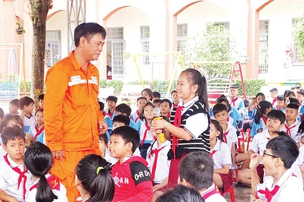 Tuyên truyền tiết kiệm điện trong trường học tại huyện Vĩnh Cửu, tỉnh Ðồng Nai. 