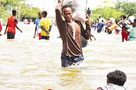 Lũ lụt khiến khoảng 30.000 người phải đi lánh nạn ở Somalia. 