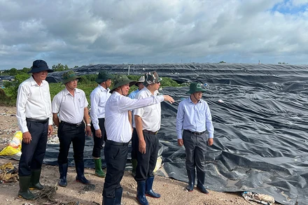 Ðoàn kiểm tra việc khắc phục ô nhiễm môi trường tại bãi rác An Hiệp. 