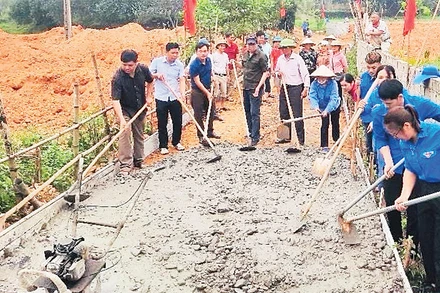 Nhân dân xã Vĩnh Kiên (huyện Yên Bình) đổ bê-tông làm đường giao thông nông thôn. 