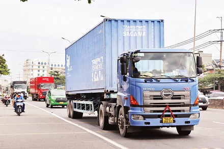 Hệ thống hạ tầng giao thông Ðồng Nai chưa đồng bộ, chưa kết nối tốt khiến chi phí logistics cao. Trong ảnh: Giao thông trên Quốc lộ 51, đoạn qua địa bàn Ðồng Nai. 
