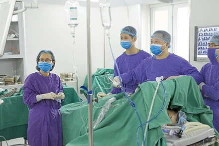 Một ca phẫu thuật tại Bệnh viện Ung bướu Hà Nội. 