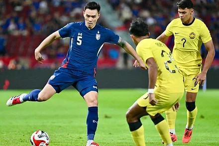 Một pha bóng giữa các cầu thủ đội Thái Lan và Malaysia tại bảng A ASEAN Cup 2024. 