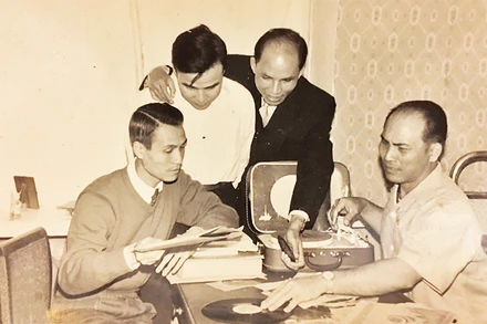 Nhà báo Trần Kiên (ngoài cùng bên trái) tác nghiệp tại Liên Xô năm 1962. 