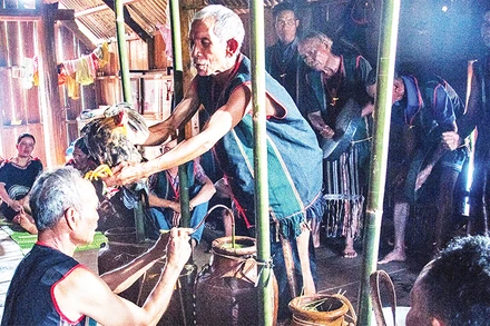 Sở Văn hóa, Thể thao và Du lịch tỉnh Ðắk Lắk tổ chức phục dựng Di sản văn hóa phi vật thể quốc gia Lễ Mừng thọ của người Mơ Nông tại buôn Ðung (xã Ðắk Phơi, huyện Lắk). 