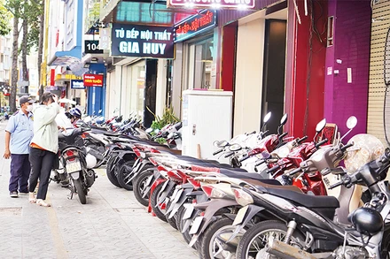 Người dân để xe máy theo vị trí quy định trên đường 3 Tháng 2, Quận 10. (Ảnh THẾ ANH) 