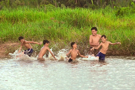 Những bãi tắm tự phát (ao, hồ, sông) luôn tiềm ẩn rất nhiều nguy hiểm. (Ảnh M.N) 