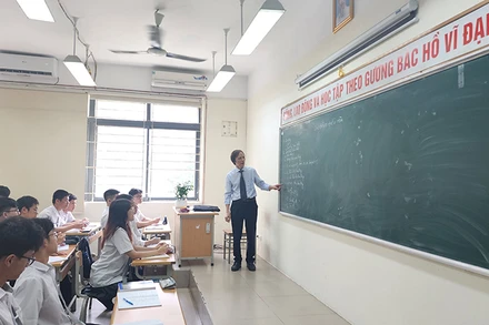 Thầy giáo Bùi Văn Phúc và học sinh Trường trung học phổ thông Chuyên Hà Nội-Amsterdam trong giờ học. 