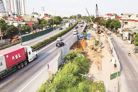 Dự án đường nối cao tốc Pháp Vân-Cầu Giẽ với đường Vành đai 3 đang phải thi công cầm chừng do công tác giải phóng mặt bằng gặp nhiều khó khăn. 