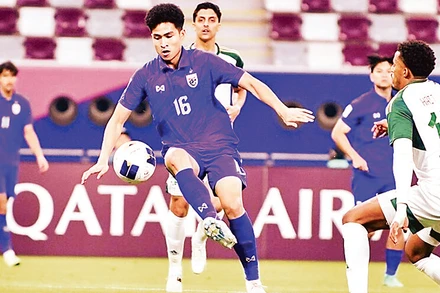 Pha tranh bóng trong trận U23 Thái Lan (áo xanh) thua U23 Saudi Arabia 0-5. 