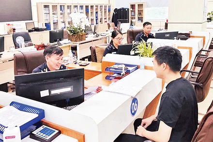 Cán bộ, nhân viên Chi cục Hải quan Cửa khẩu Móng Cái tạo điều kiện cho doanh nghiệp nhanh chóng xuất, nhập khẩu hàng hóa dịp đầu năm. 