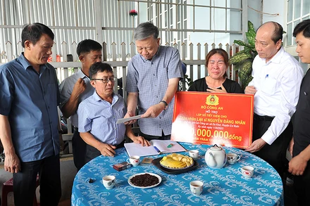 Ðồng chí Bộ trưởng Tô Lâm thăm hỏi, động viên gia đình liệt sĩ Nguyễn Ðăng Nhân, công an xã Ea Ktur, huyện Cư Kuin, tỉnh Ðắk Lắk. 