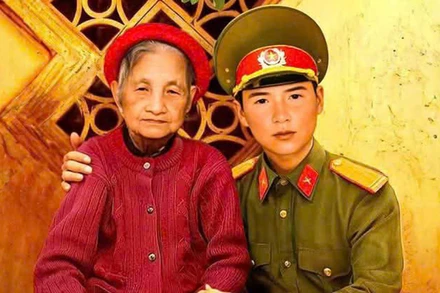 Cụ Triệu Thị Sùng cùng con trai là liệt sĩ Giáp Xuân Sinh. (Ảnh nhân vật cung cấp) 