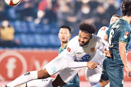 Rafaelson (14) lập cú đúp bằng đầu, giúp Thép Xanh Nam Ðịnh thắng đậm Hoàng Anh Gia Lai 3-0. 