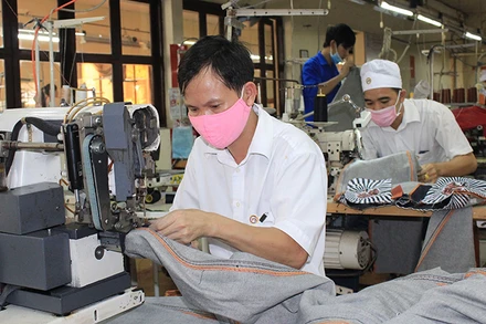 Sản xuất hàng may mặc tại Công ty cổ phần May mặc Bình Dương. 