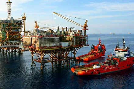 Hoạt động khai thác dầu khí trên vùng mỏ Bạch Hổ. (Ảnh HUY HÙNG) 