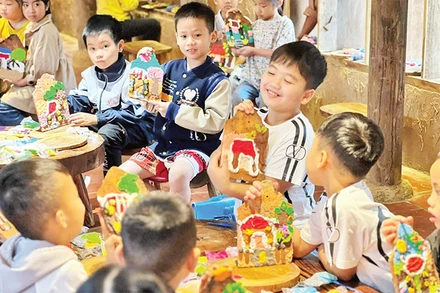 Trẻ em tham gia một hoạt động tại Ðoài Creative - không gian sáng tạo dựa trên phát huy giá trị di sản của Hà Nội. 