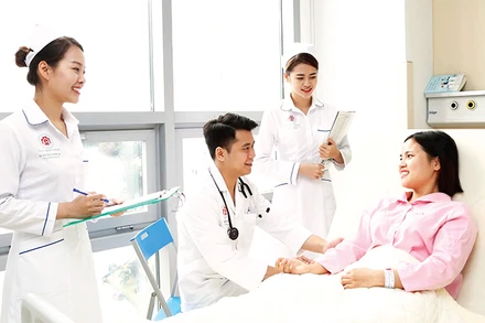 Chăm sóc người bệnh tại Bệnh viện Trung ương Quân đội 108. 