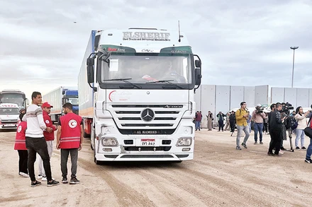 Xe chở hàng cứu trợ chờ ở cửa khẩu Rafah để đưa hàng hóa vào Gaza. 