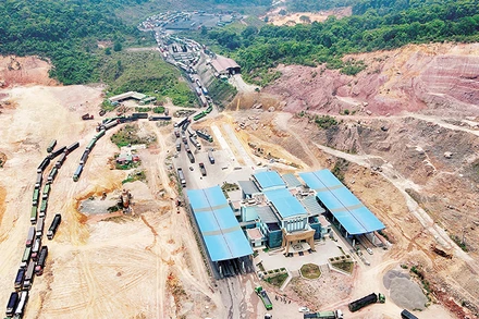 Quốc lộ 15D chuẩn bị được nâng cấp sẽ giúp việc vận chuyển hàng thông thương giữa các nước Việt Nam-Lào-Thái Lan được thuận tiện. 