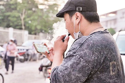 Tỷ lệ hút thuốc lá tại Việt Nam vẫn còn cao và gia tăng tỷ lệ người sử dụng thuốc lá mới. (Ảnh PHẠM VĂN) 