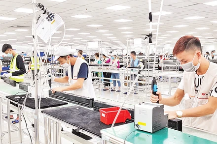 Sản xuất linh kiện điện tử trong Khu công nghiệp Ðông Mai, thị xã Quảng Yên. 