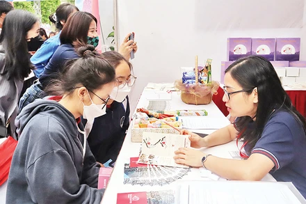 Hoạt động giới thiệu việc làm kết nối nhà tuyển dụng của Trường đại học Khoa học xã hội và nhân văn (Ðại học Quốc gia Hà Nội). 