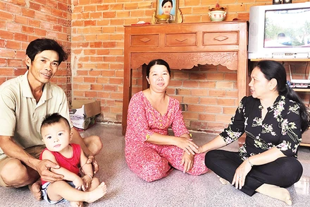 Phóng viên Ðài Truyền thanh huyện Tân Châu xuống địa bàn thăm một gia đình dân tộc thiểu số để phỏng vấn, viết bài. 