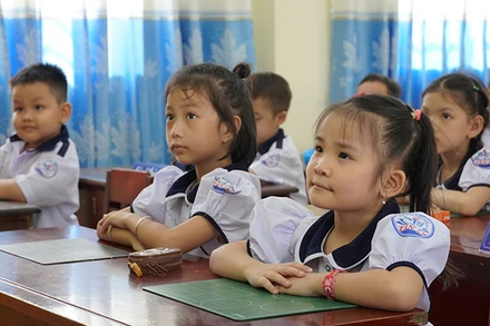 Học sinh lớp 1 Trường tiểu học thị trấn Thủ Thừa, huyện Thủ Thừa, tỉnh Long An. (Ảnh AN NHIÊN) 