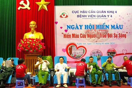 Một buổi hiến máu tình nguyện do Bệnh viện Quân y 4 (Cục Hậu cần Quân khu 4) phối hợp Trung tâm Huyết học truyền máu tỉnh Nghệ An và các đơn vị tổ chức. 