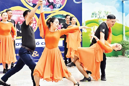Các học viên Solar Dance Club biểu diễn tại chương trình từ thiện "Hội chợ handmade những đôi bàn tay giúp đỡ những đôi mắt năm 2024". (Ảnh DUY LINH) 