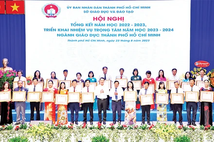 Các đơn vị giáo dục có thành tích xuất sắc trong năm học 2022-2023 nhận bằng khen của Chủ tịch Ủy ban nhân dân Thành phố Hồ Chí Minh. 