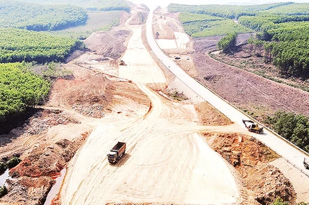 Nhờ bàn giao mặt bằng trước kế hoạch nên các đơn vị đã huy động tối đa phương tiện, đẩy nhanh tiến độ xây dựng đường cao tốc bắc-nam đoạn qua Hà Tĩnh. 