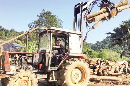 Chiếc máy nông nghiệp sau cải tiến của anh Duẩn có thêm chức năng gắp, nâng. 