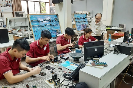 Ðào tạo nghề chuyên sâu ngành điện tử tại Trường cao đẳng Kỹ nghệ II, Thành phố Hồ Chí Minh. 