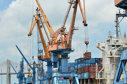 Bốc xếp container hàng hóa tại cảng Ðình Vũ, Hải Phòng. (Ảnh TRẦN HẢI) 