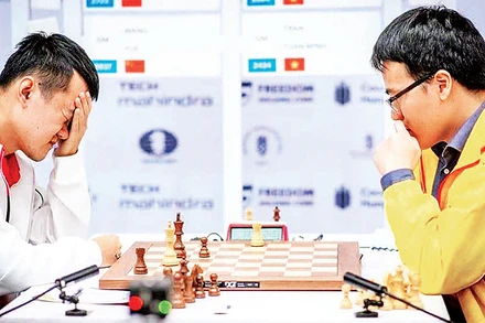 Khoảnh khắc đương kim vô địch thế giới Ding Liren nhận thua trước Lê Quang Liêm. 