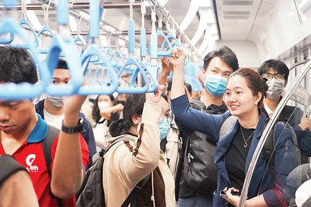 Tuyến Metro số 1 Bến Thành-Suối Tiên thu hút đông đảo hành khách là sinh viên, nhân viên văn phòng. (Ảnh THẾ ANH) 