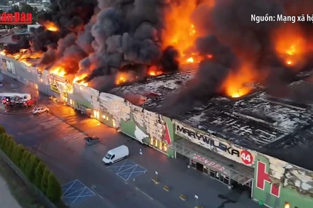 [Video] Ba Lan đóng cửa lãnh sự quán Nga vì vụ cháy chợ Marywilska 44