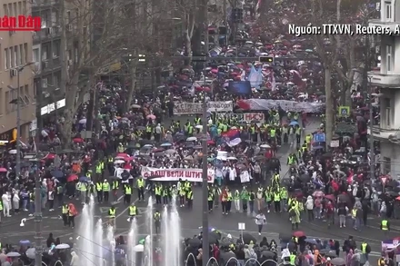 [Video] Hơn 100.000 người biểu tình chống Chính phủ tại Serbia