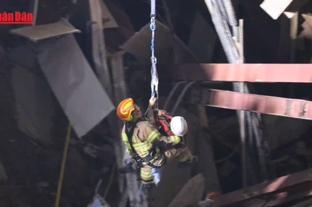 [Video] Hàn Quốc giải cứu người sống sót trong vụ sập hầm tàu điện