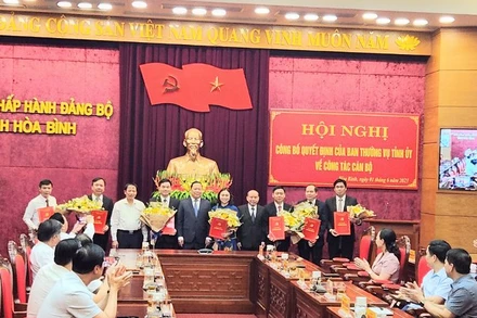 Đồng chí Nguyễn Phi Long, Ủy viên dự khuyết Trung ương Đảng, Bí thư Tỉnh ủy Hòa Bình (giữa) cùng các đồng chí Thường trực Tỉnh ủy trao Quyết định và tặng hoa cho các đồng chí được bổ nhiệm.