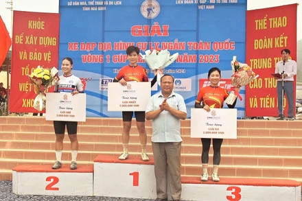 Ban tổ chức trao giải cho vận động viên Quàng Thị Soan (Quân khu 7) đoạt giải Nhất; Bùi Thị Quỳnh (Bình Dương) đoạt giải Nhì; Cà Thị Thơm (Quân khu 7) đoạt giải Ba.