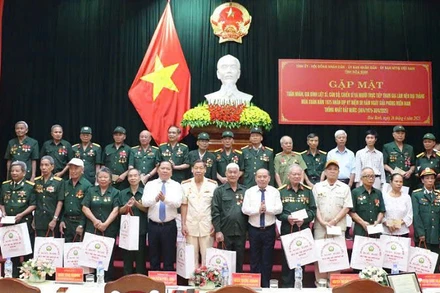 Lãnh đạo tỉnh Hòa Bình tặng quà đại biểu.