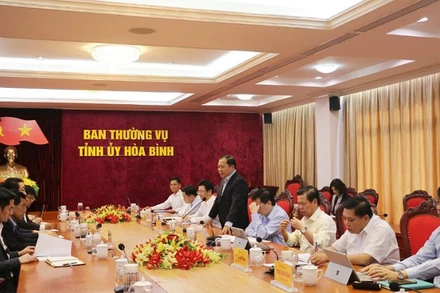 Bí thư Tỉnh ủy Hòa Bình Nguyễn Phi Long (đứng) phát biểu tại buổi làm việc.