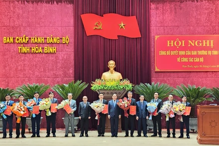 Các đồng chí Thường trực Tỉnh ủy chúc mừng 10 đồng chí được Ban Thường vụ Tỉnh ủy luân chuyển, điều động.