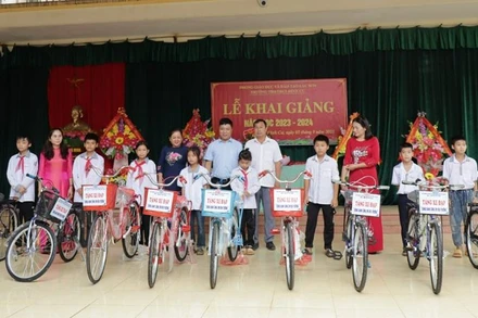 Đại diện các tổ chức trao xe đạp cho các em có hoàn cảnh khó khăn tại Lễ khai giải năm học mới 2023-2024.